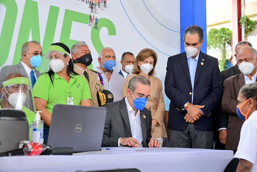 Luis Abinader encabeza afiliación de 2 millones de dominicanos a SENASA